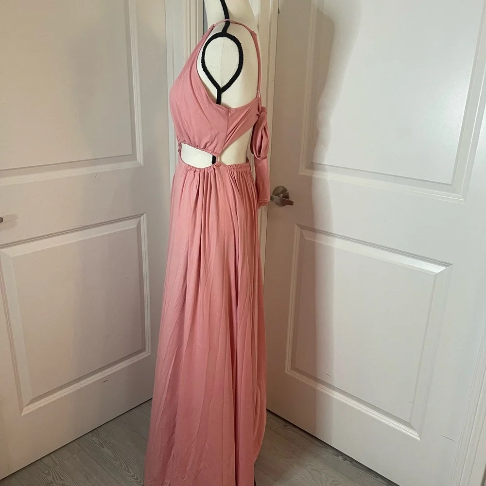 Peekaboo Maxi Dress 🌸 - Picture 4 of 9